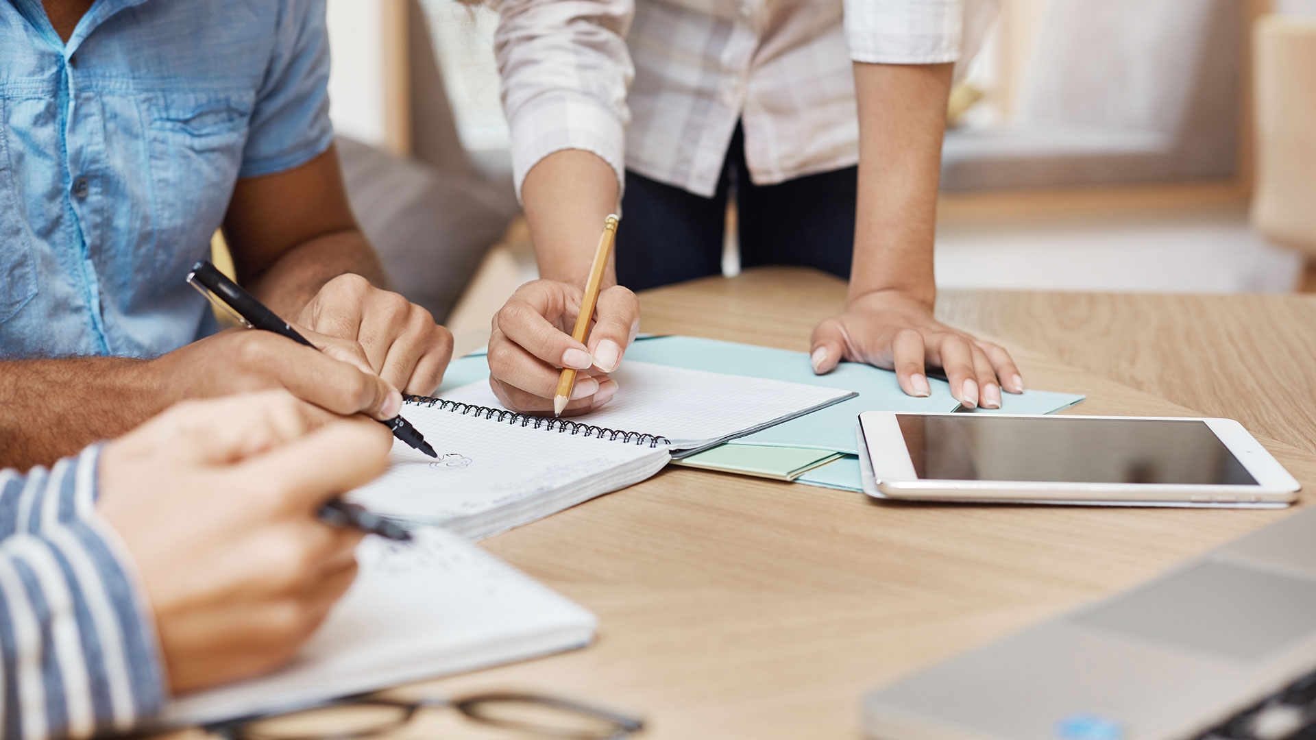 Equipo de trabajo colaborando para cumplir la visión de la empresa