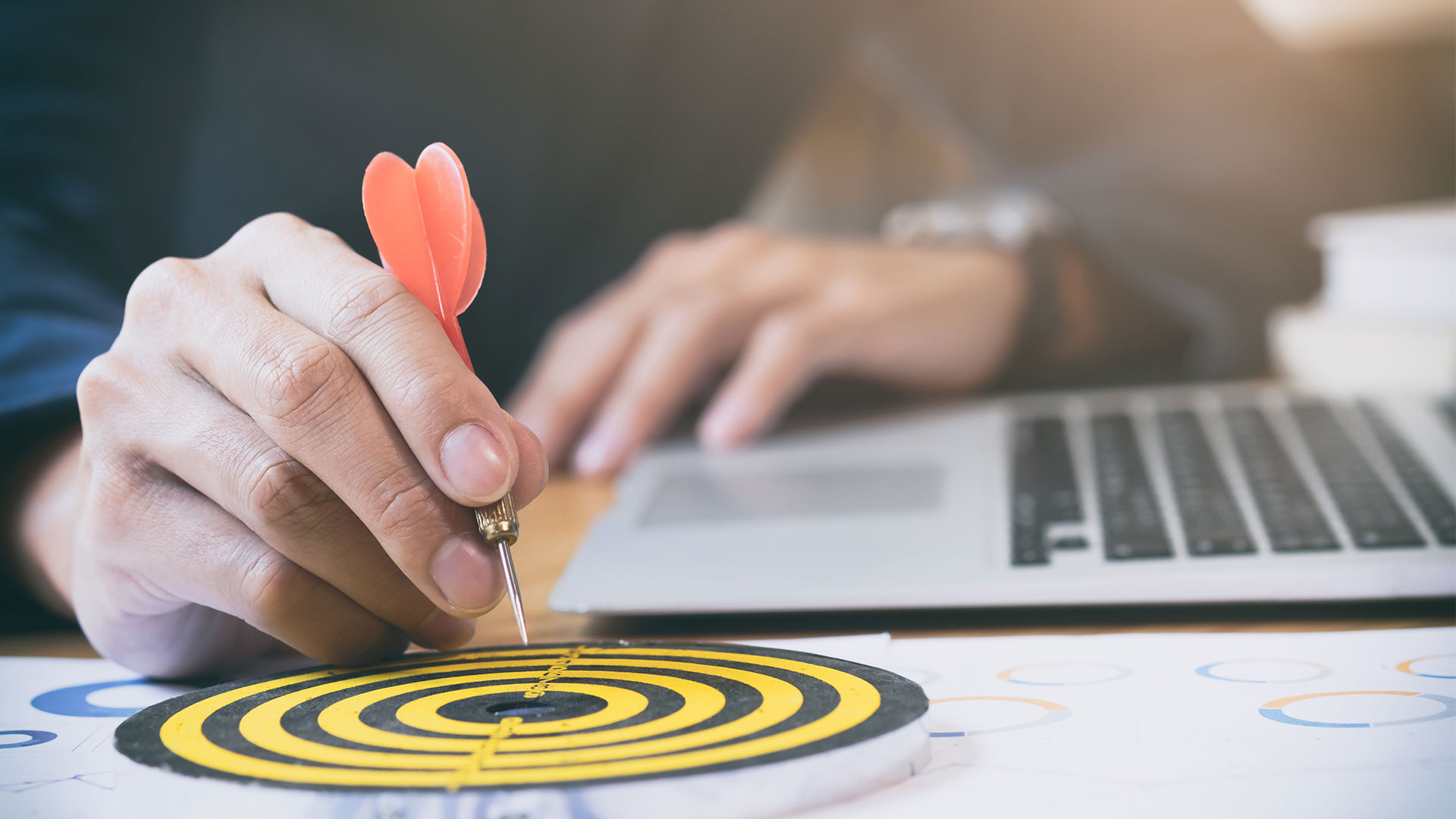 Oficina moderna representando la misión de la agencia aduanal META & CAE