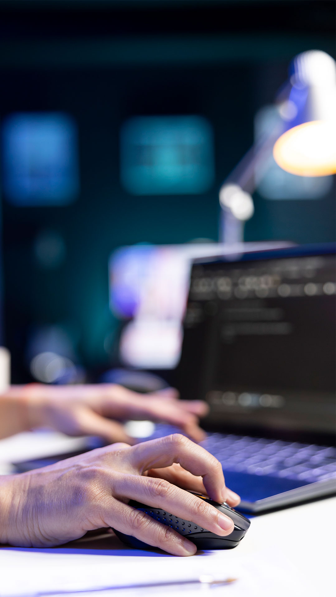 Persona usando computadora y mouse en un escritorio