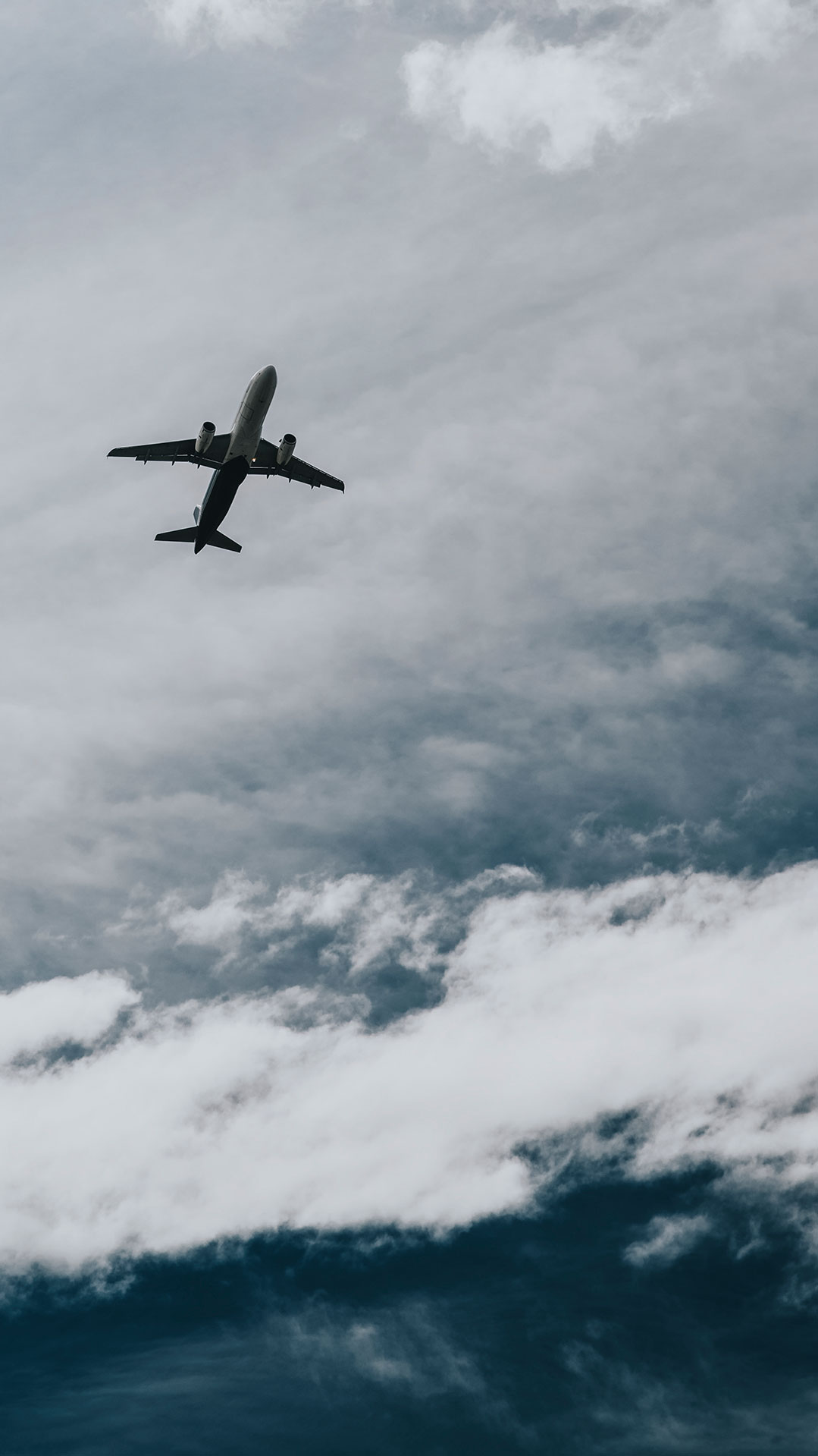 Avión volando entre las nubes